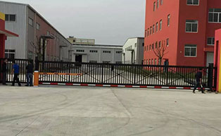 平湖廣奕五金鎖具有限公司懸浮門工程案例 - 中出網(wǎng)-智能出入口與停車充電門戶