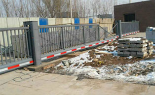 山西太原某學(xué)校對(duì)開(kāi)懸浮門(mén)CM730工程案例 - 中出網(wǎng)-智能出入口與停車(chē)充電門(mén)戶(hù)