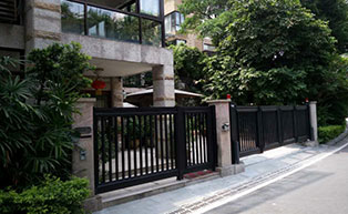 深圳市星河丹堤別墅懸浮折疊門X2黑色工程案例 - 中出網(wǎng)-智能出入口與停車充電門戶