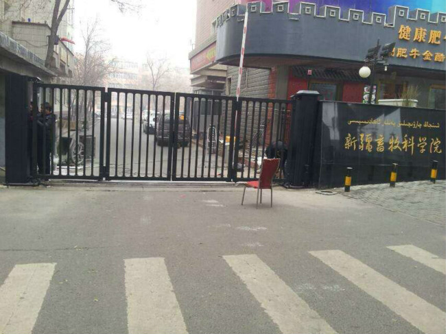 新疆畜牧科學院懸浮折疊門工程案例 - 中出網-智能出入口與停車充電門戶