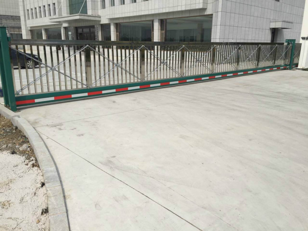 長春CM735不銹鋼304 27米超長懸浮門工程案例 - 中出網(wǎng)-智能出入口與停車充電門戶