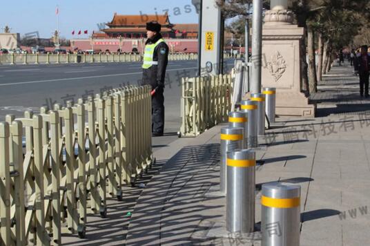 天安門、長安街、各部級單位相繼安裝卓奧世鵬的全自動升降柱、路障機等產(chǎn)品