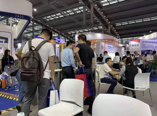 嘉賓深入了解杰田升降柱 列隊(duì)接受“審閱”超強(qiáng)防撞力