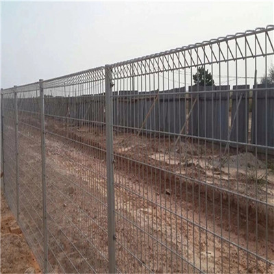 汕尾廠區(qū)圍墻隔離柵 廠家定做車間護(hù)欄網(wǎng) 惠州頂部三角形護(hù)欄價格