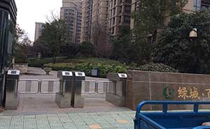 某高檔小區(qū)側(cè)門(mén)入口斜角擺閘通道閘案例