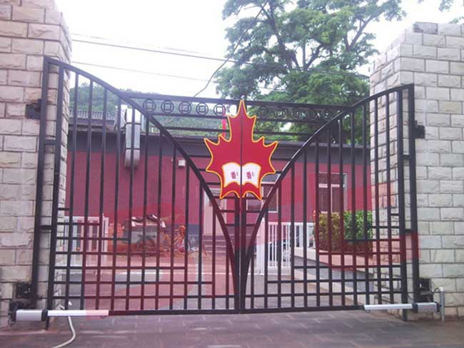 北京西四小學(xué)平開門機(jī)案例 - 中出網(wǎng)-智能出入口與停車充電門戶
