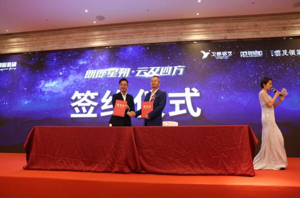 朗原集團總經理龍海勇先生和中國建筑裝飾協會副會長、深圳盤石室內設計有限公司創(chuàng)始人吳文粒先生簽訂合作協議