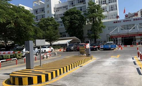 藍(lán)卡LCD高速車牌識別道閘掃碼付一體機(jī)