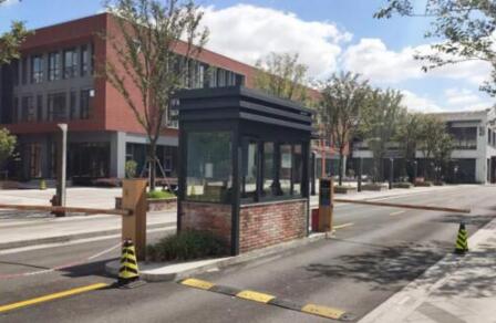 上海財(cái)經(jīng)大學(xué)啟用藍(lán)卡車牌識(shí)別道閘掃碼付一體機(jī)