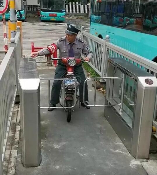 德亞工業(yè)級人行通道閘 滿足不同環(huán)境領域的出入口管理要求