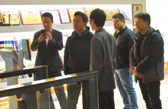 狄耐克紀(jì)榮嶸教授一行參觀并體驗(yàn)“狄耐克人行閘機(jī)人臉識(shí)別”