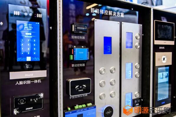 在大會的創(chuàng)新成果展中，狄耐克亮相的產(chǎn)品除智能家居系列產(chǎn)品外，還有樓宇對講、智能梯控等智慧社區(qū)組成產(chǎn)品