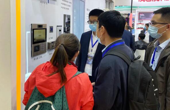 眾多觀展朋友紛紛駐足體驗智慧生活場景