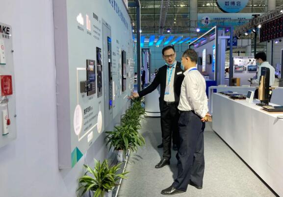 廈門市工業(yè)和信息化局副局長李建明蒞臨狄耐克展區(qū)