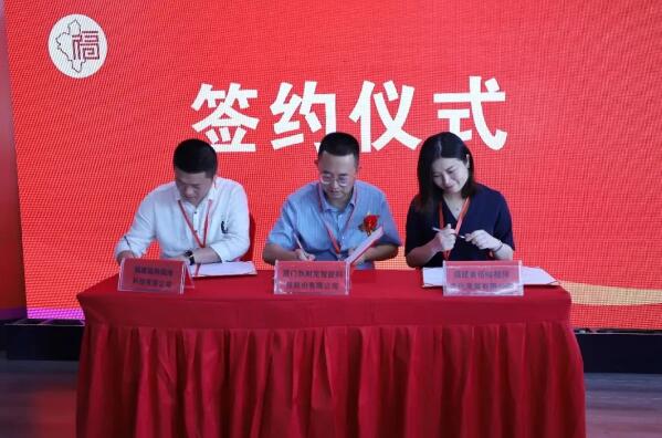 繆國棟代表狄耐克與福安市兩家?guī)头銎髽I(yè)開展了“大手牽小手”簽約合作