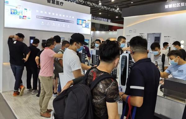 展會期間，狄耐克展區(qū)觀眾如織