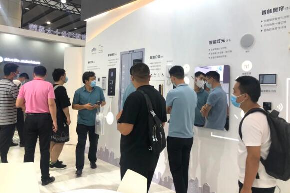 多款智慧中控屏在此次展會中亮相