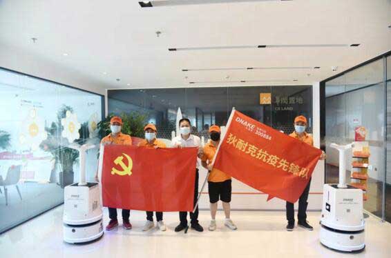 狄耐克黨支部副書記、副總經(jīng)理黃發(fā)揚(yáng)（左三）出席捐贈(zèng)儀式