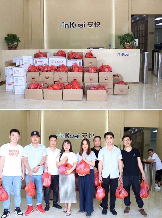 員工收到節(jié)日福利后臉上洋溢著微笑