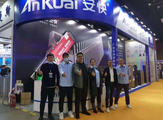 現(xiàn)場工作人員合影