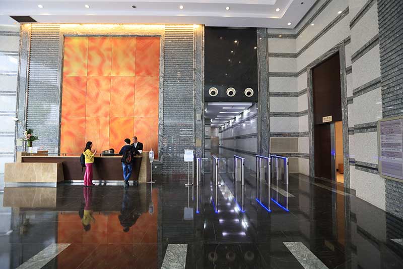 上海新梅聯(lián)合廣場(chǎng)通道閘案例 - 中出網(wǎng)-智能出入口與停車充電門戶