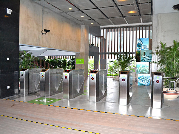 深圳建筑科學(xué)研究院通道閘案例 - 中出網(wǎng)-智能出入口與停車充電門戶