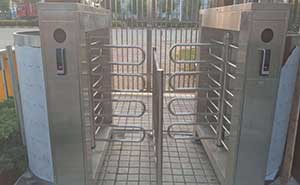 湖南省重慶啤酒有限責(zé)任公司通道閘案例