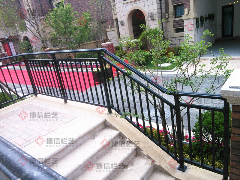 保利領(lǐng)秀山組合式陽臺欄桿案例