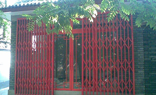 河北烤漆拉閘門(mén)工程案例 - 中出網(wǎng)-智能出入口與停車(chē)充電門(mén)戶