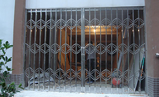 湖南某廣場(chǎng)一樓一角拉閘門(mén)工程案例 - 中出網(wǎng)-智能出入口與停車(chē)充電門(mén)戶