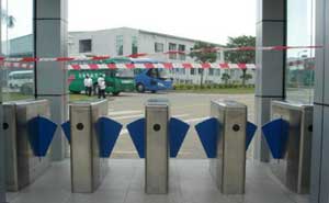 廠房通道閘案例 - 中出網(wǎng)-智能出入口與停車充電門戶