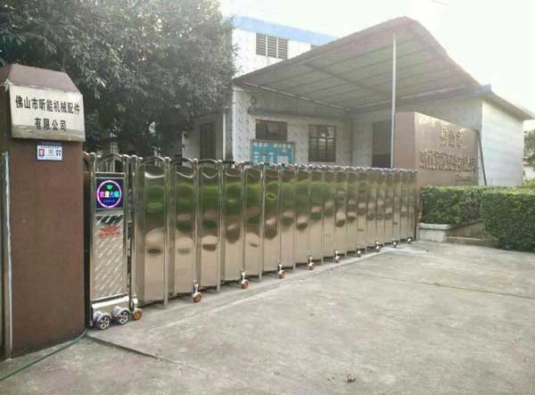 佛山出安智能為佛山市昕能機(jī)械配件有限公司大門口添加伸縮門