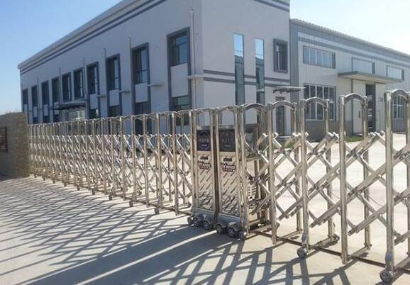 石家莊人民醫(yī)學(xué)高等?？茖W(xué)校大門(mén)口的電動(dòng)伸縮門(mén)由石家莊出安智能提供