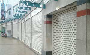 瀏陽(yáng)步行街商鋪卷簾門案例 - 中出網(wǎng)-智能出入口與停車充電門戶