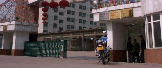 河北科技學院大門口的伸縮門由保定出安智能提供