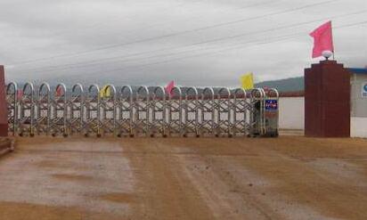 保定出安智能電動伸縮門閃亮在保定建設工程監(jiān)理有限公司大門口