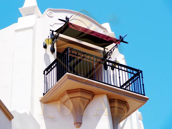 上海迪士尼樂園添上了上海出安智能護(hù)欄