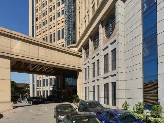 上海出安智能升降柱成上海遠洋賓館大門口一顆璀璨明珠