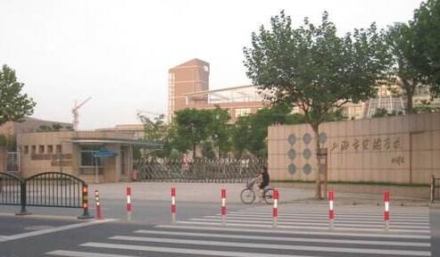 上海市實驗學校選用上海出安智能升降柱 