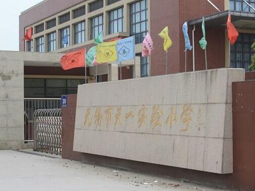 無錫出安智能為無錫市天一實驗小學大門口添加電動伸縮門 