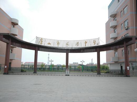 唐山市海港中學(xué)選用唐山出安智能伸縮門彰顯個(gè)性