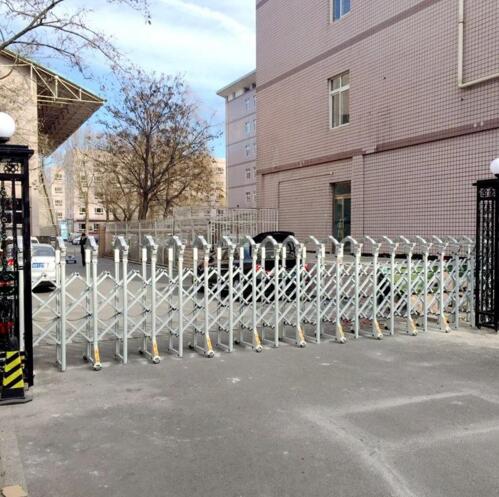 唐山出安智能伸縮門成唐山市財(cái)經(jīng)學(xué)校大門口一道美景