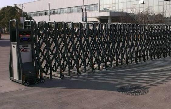 唐山出安智能伸縮門在唐山鴻達(dá)學(xué)校湖閃亮登場(chǎng)