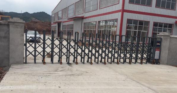 唐山出安智能伸縮門安裝在唐山市路北區(qū)英華外國(guó)語小學(xué)大門口