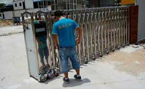 揚(yáng)州宏鉅展柜制作工廠伸縮門案例