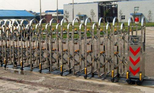 滄州市第三中學(xué)大門口的電動(dòng)伸縮門由滄州出安智能提供