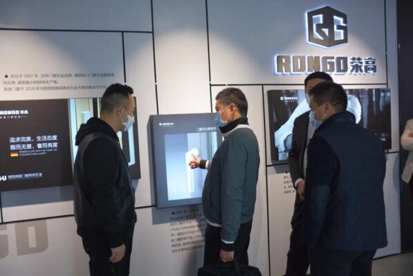 區(qū)、鎮(zhèn)政府領(lǐng)導(dǎo)蒞臨榮高門窗慰問走訪