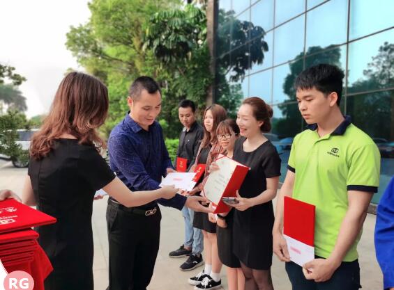 伸縮門總經(jīng)理黃榮志先生親自為優(yōu)秀員工頒發(fā)獎項和獎金