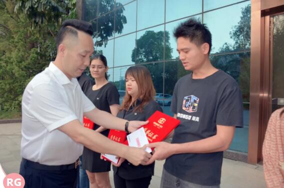 董事長黃榮高先生親自為優(yōu)秀干部頒獎