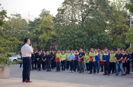 黃董表示，榮高門窗將為員工提供一個團(tuán)結(jié)奮進(jìn)，攜手并進(jìn)的平臺